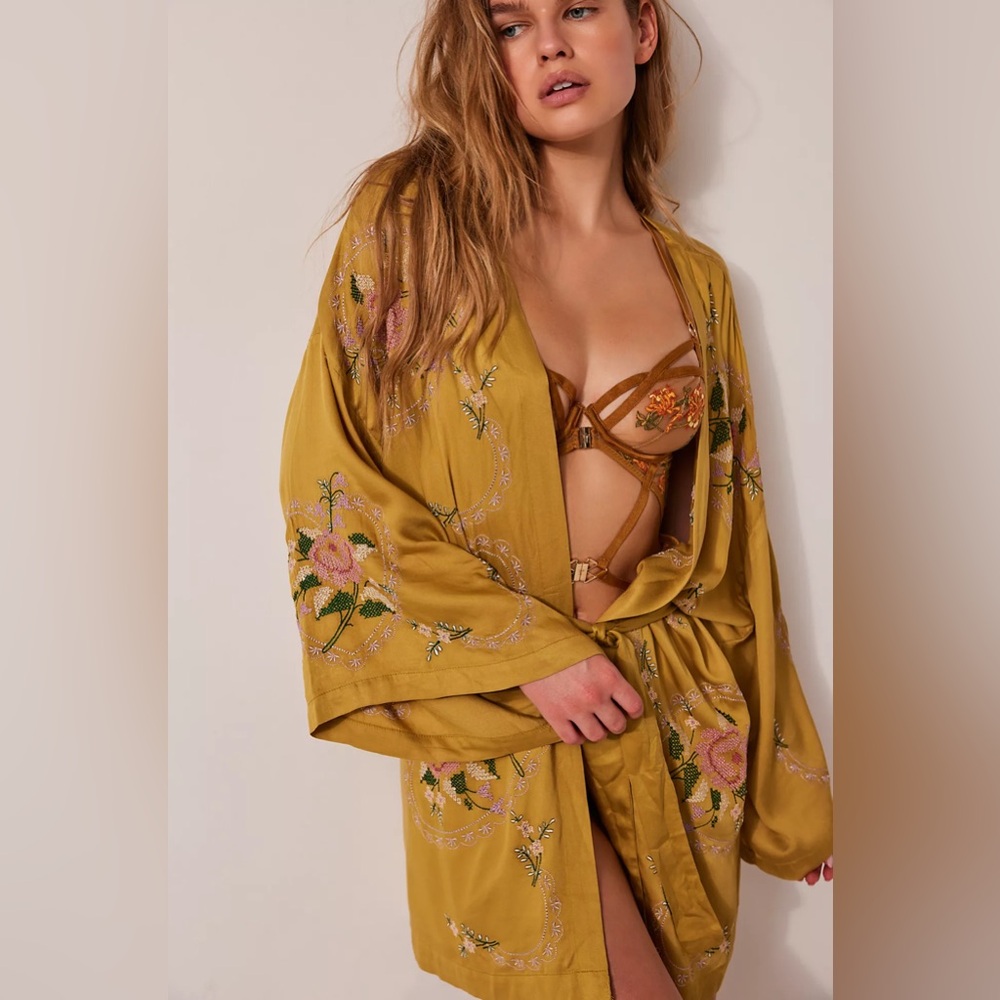 NWOT - Free People Intimately - Cross My Heart Embroidered Robe - Size Large